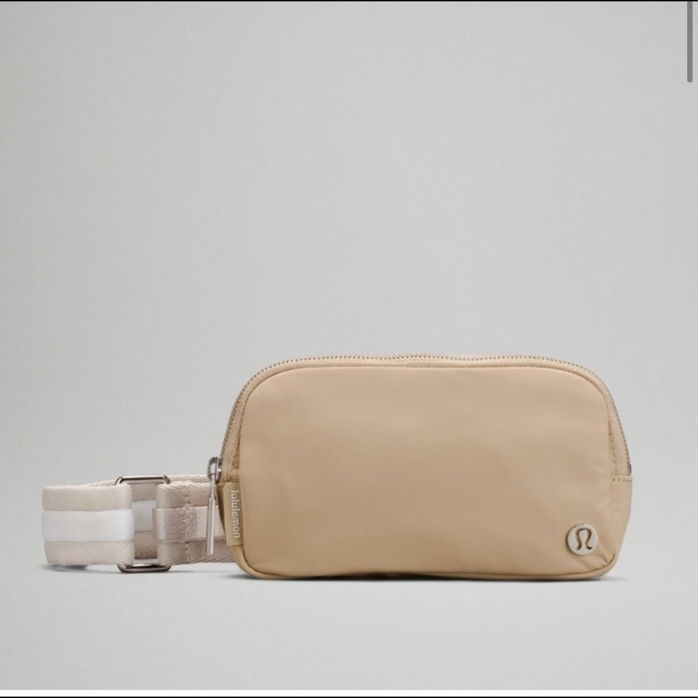 Lululemon Everywhere Crossbody in Trench/White Opal